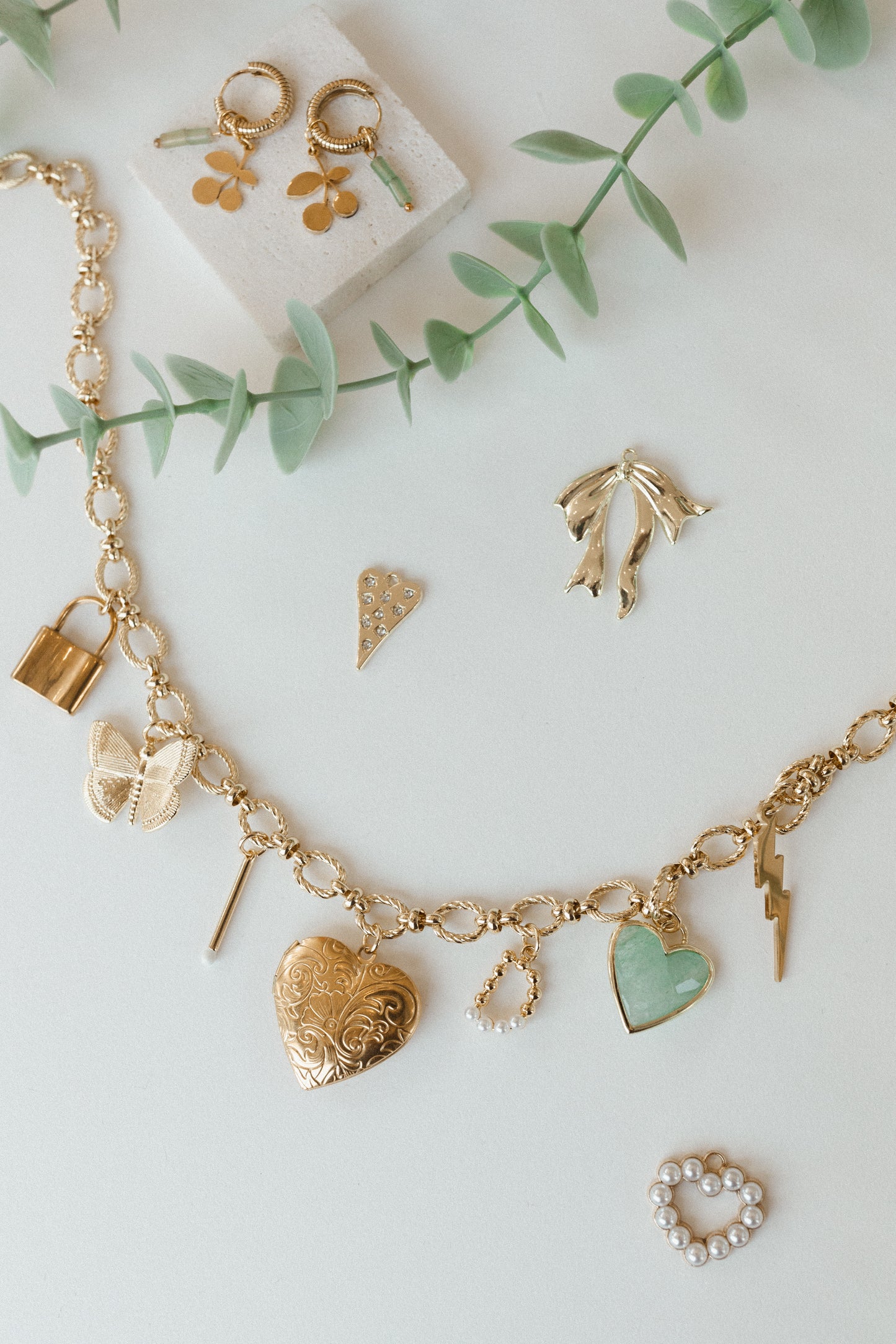 Gold chunky oval and knot necklace