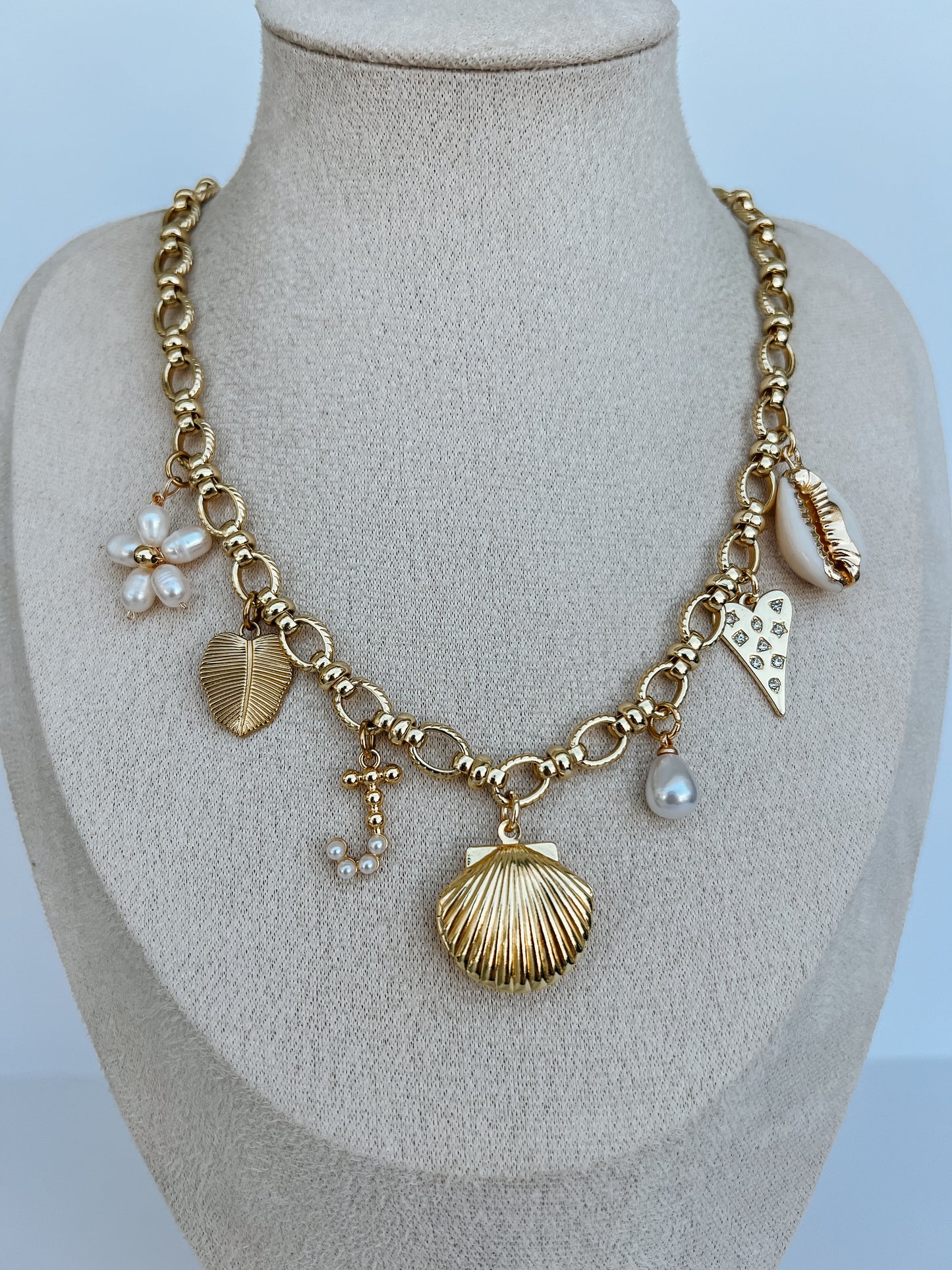 Gold chunky oval and knot necklace