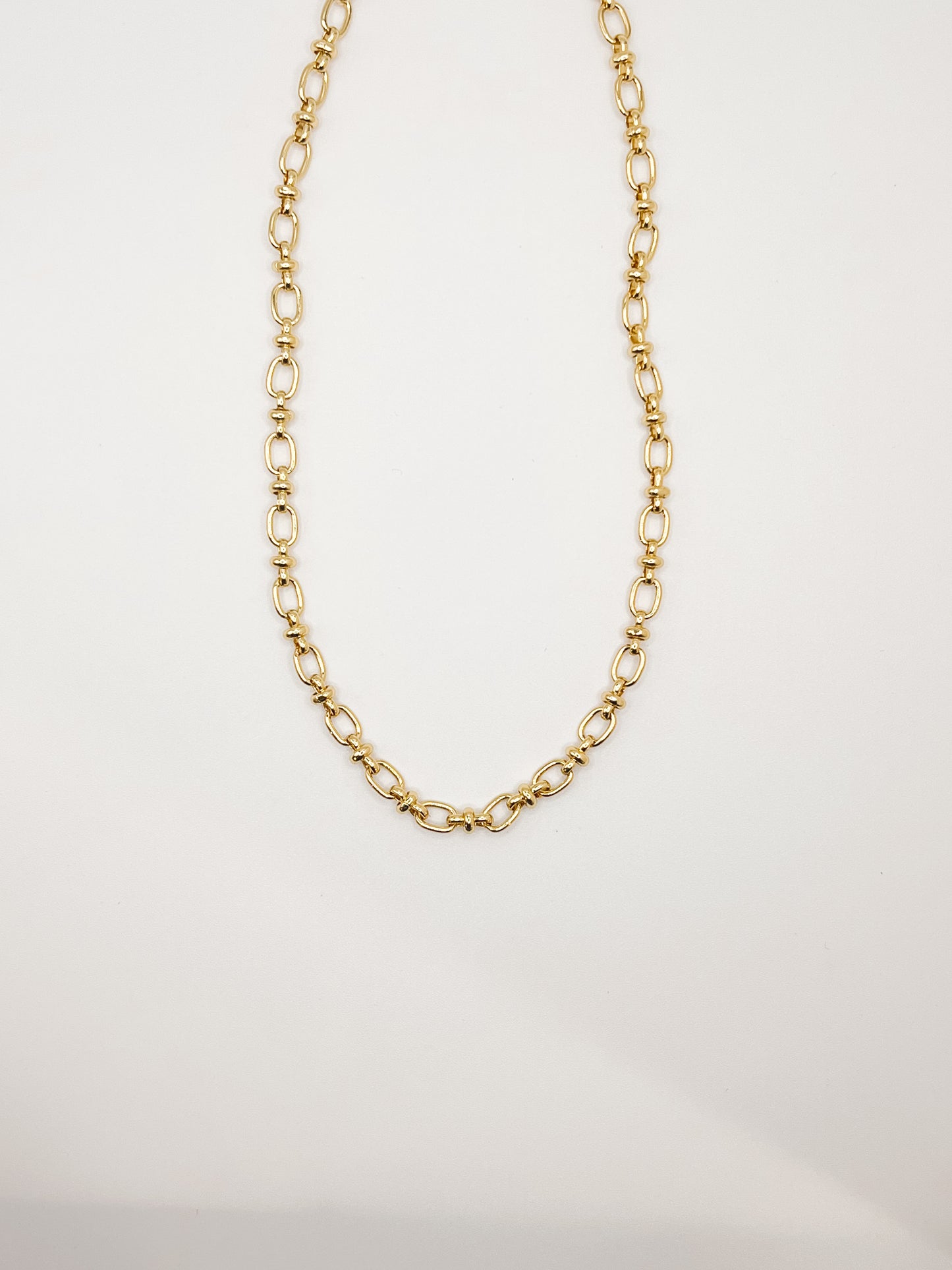 Gold mini oval and knot necklace